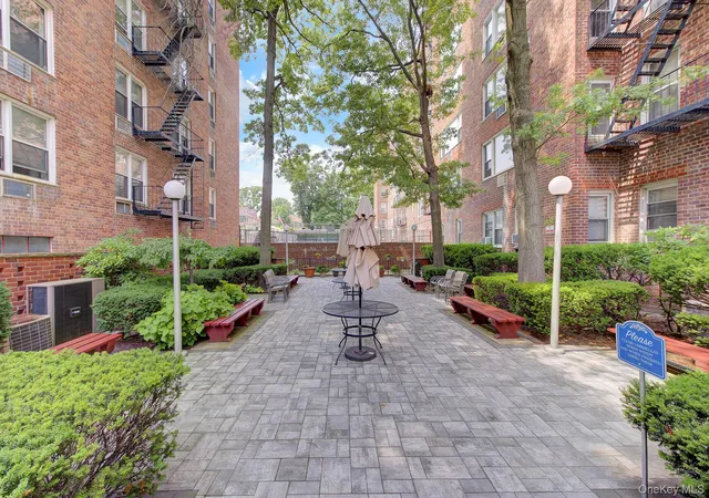 Listing Photo 5 - Condo for sale in Valerie Arms Apt Corporation located at 54-40 Little Neck Pkwy, New York, NY 11362 - Unit #6G