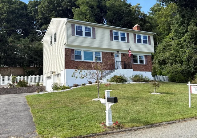 Photo 4 of Single family home for sale at 3123 Douglas Dr, Yorktown, NY 10598 | MLS# 1039790 | Listing updated on 2026-09-25
