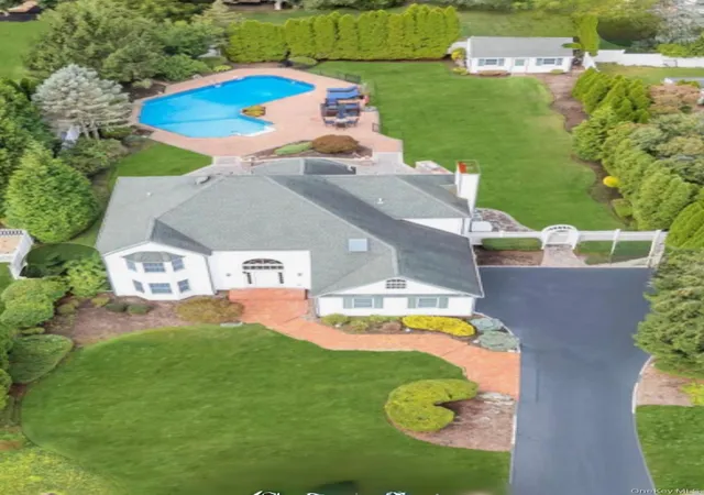 2nd image of 150 Hayrick Ln, Smithtown, NY 11725 | MLS# 1039870
