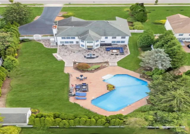 Photo 3 of Single family home for sale at 150 Hayrick Ln, Smithtown, NY 11725 | MLS# 1039870 | Listing updated on 2026-09-01
