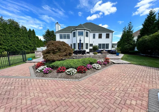 Photo 3 of Sale Pending at 150 Hayrick Ln, Smithtown, NY 11725 | MLS# 1039870 | Listing updated on 2026-10-05