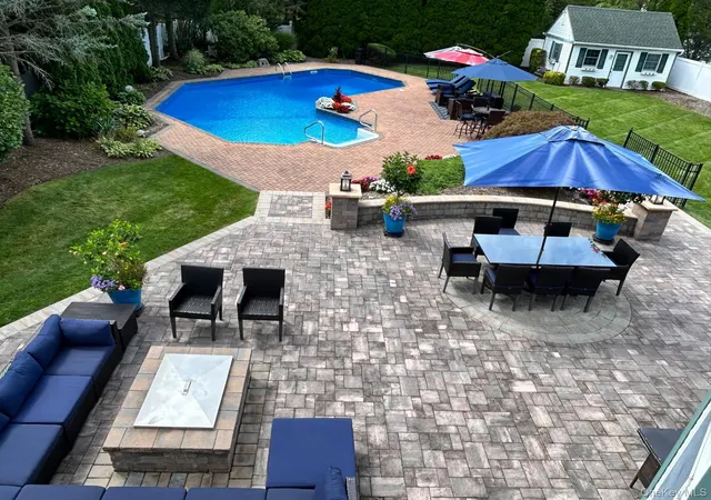 Photo 4 of Sale Pending at 150 Hayrick Ln, Smithtown, NY 11725 | MLS# 1039870 | Listing updated on 2026-10-05
