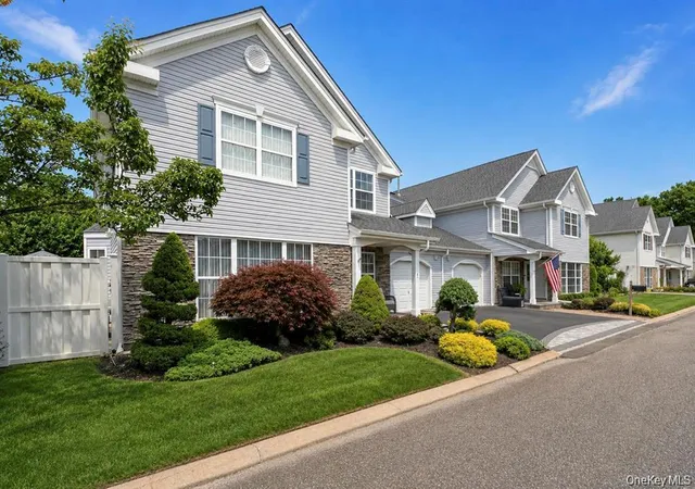 Listing Photo 3 - Condo for sale in building located at 1 Jennifer Ln, Brookhaven, NY 11953
