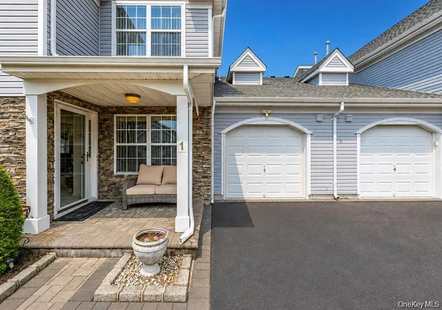 Listing Photo 4 - Condo for sale in building located at 1 Jennifer Ln, Brookhaven, NY 11953