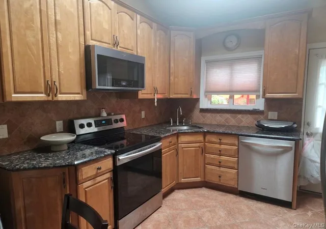 Photo 3 of Sale Pending at 22 Lindron Ave, Smithtown, NY 11787 | MLS# 1039961 | Listing updated on 2026-09-08