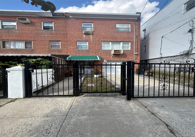Photo 2 of Single family home for sale at 939 E 229th Street, New York, NY 10466 | MLS# 1039967 | Listing updated on 2026-09-21