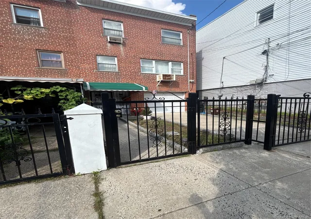 Photo 3 of Single family home for sale at 939 E 229th Street, New York, NY 10466 | MLS# 1039967 | Listing updated on 2026-09-21