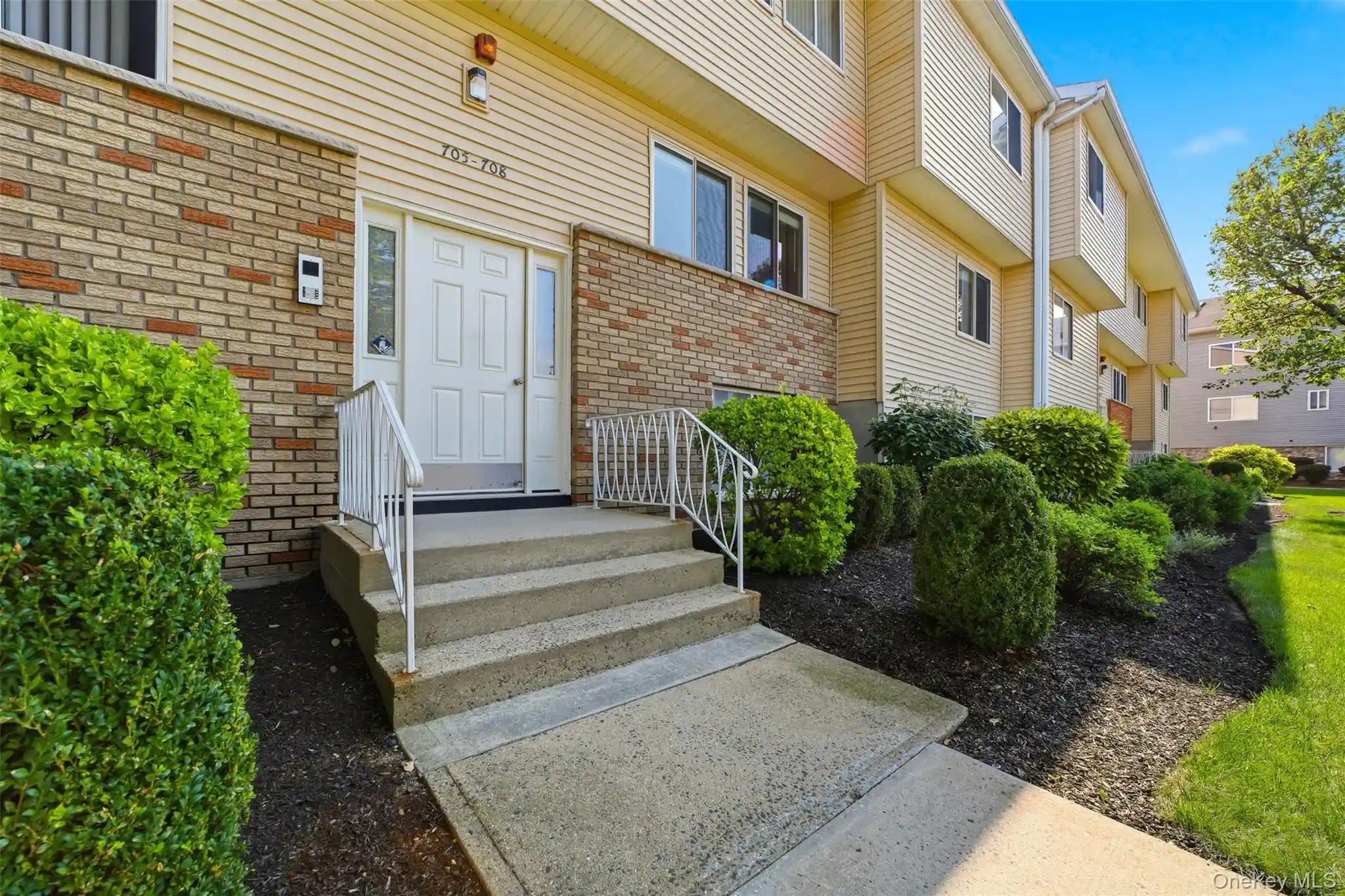 Listing Photo 2 - Condo for sale in 25 College Ave located at 25 College Ave, Clarkstown, NY 10954 - Unit #707