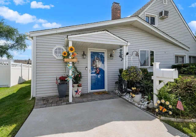 Photo 2 of Sale Pending at 27 Wheelbarrow Ln, Hempstead, NY 11793 | MLS# 1040123 | Listing updated on 2026-09-15