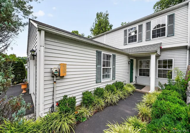 Photo 3 of Single family home for sale at 204 Watch Hl Dr, Greenburgh, NY 10591 | MLS# 1040128 | Listing updated on 2026-08-22