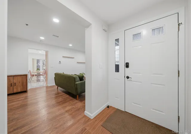 Photo 5 of Single family home for sale at 204 Watch Hl Dr, Greenburgh, NY 10591 | MLS# 1040128 | Listing updated on 2026-08-22