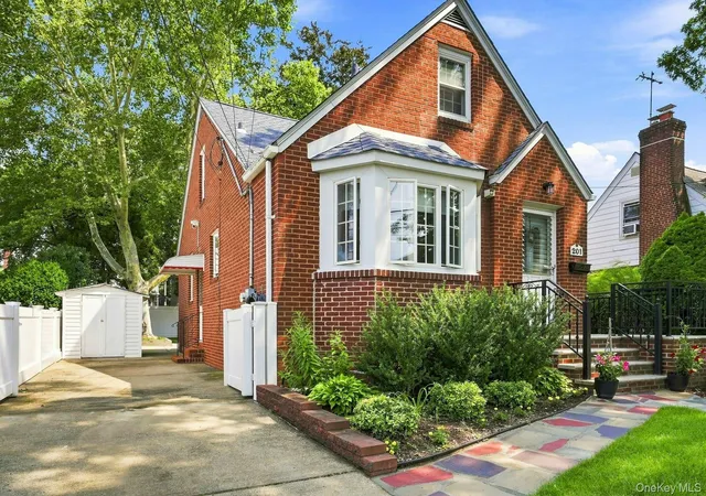 2nd image of 201 E Chester St, Hempstead, NY 11580 | MLS# 1040143