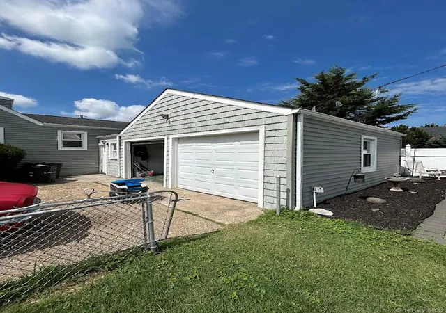3rd image of 76 Idaho St, Babylon, NY 11757 | MLS# 1040280