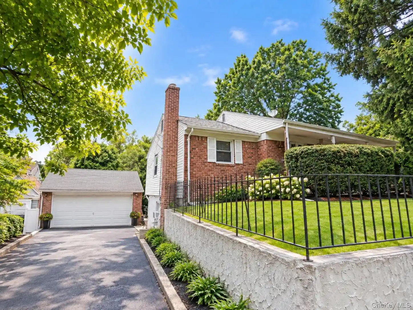 Listing Photo 2 - Condo for sale in 19 N Ln located at 19 N Ln, Glen Cove, NY 11542 - Unit 19 North Ln