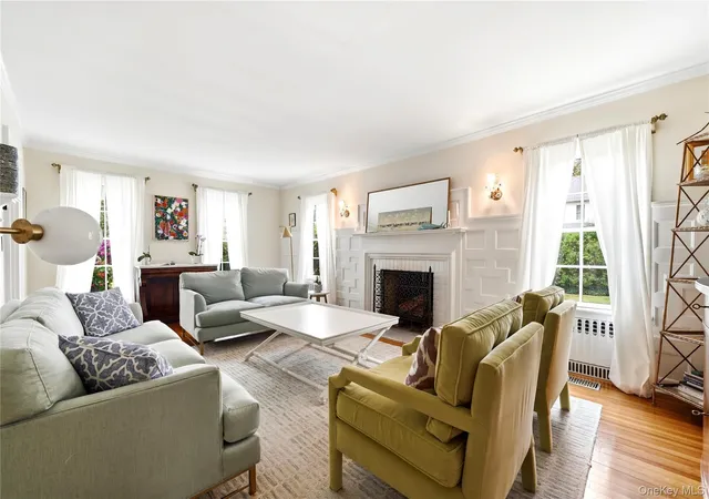 Photo 4 of Sale Pending at 129 Bayview Ave, Babylon, NY 11701 | MLS# 1040311 | Listing updated on 2026-10-02