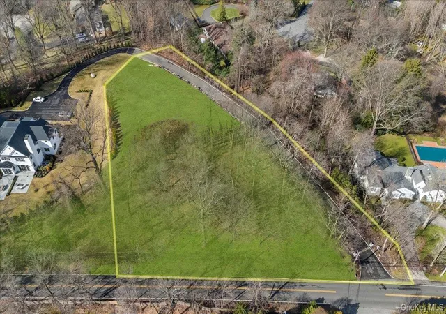 2nd image of 36 Cow Neck Rd, North Hempstead, NY 11050 | MLS# 1040387