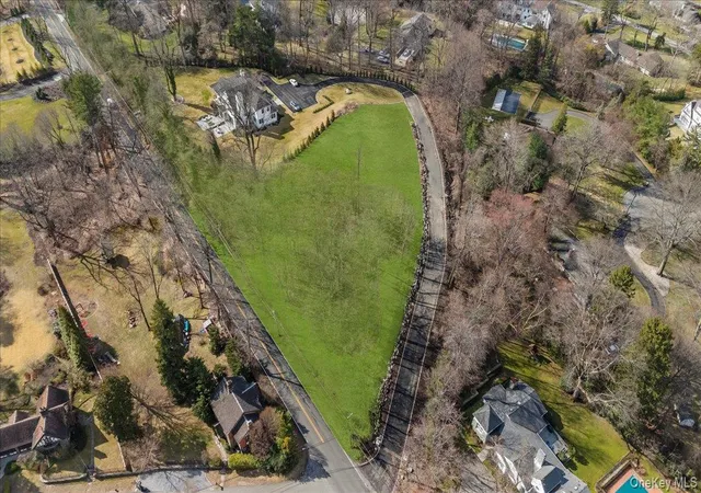 3rd image of 36 Cow Neck Rd, North Hempstead, NY 11050 | MLS# 1040387