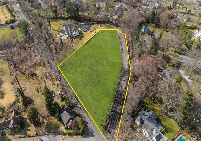 4th image of 36 Cow Neck Rd, North Hempstead, NY 11050 | MLS# 1040387