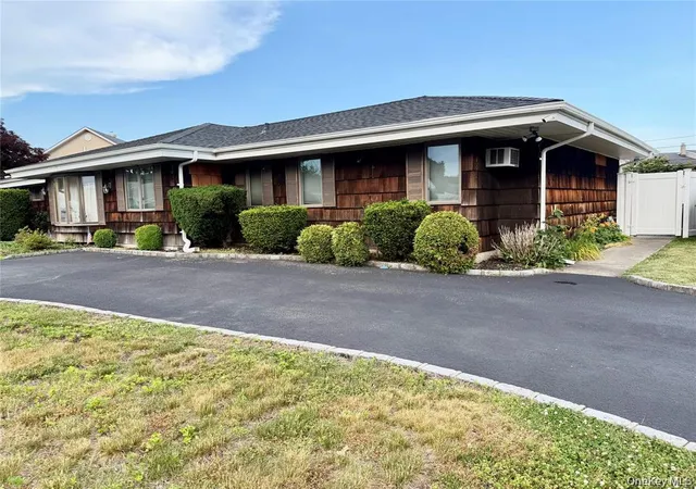 Photo 3 of Single family home for sale at 89 Bruce Ave, Oyster Bay, NY 11801 | MLS# 1040390 | Listing updated on 2026-08-22