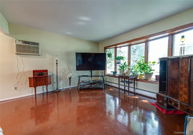 Photo 4 of Sale Pending at 40 Rockland Ave, Babylon, NY 11704 | MLS# 1040446 | Listing updated on 2026-09-17