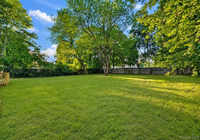 Photo 4 of Sale Pending at 171 Elm Dr, Islip, NY 11706 | MLS# 1040564 | Listing updated on 2026-10-02