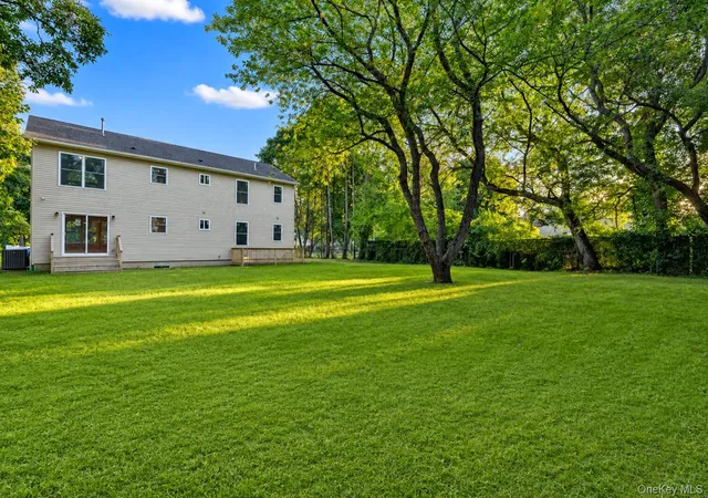 Photo 3 of Sale Pending at 171 Elm Dr, Islip, NY 11706 | MLS# 1040564 | Listing updated on 2026-10-02