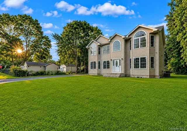 Photo 3 of Single family home for sale at 171 Elm Dr, Islip, NY 11706 | MLS# 1040564 | Listing updated on 2026-08-27
