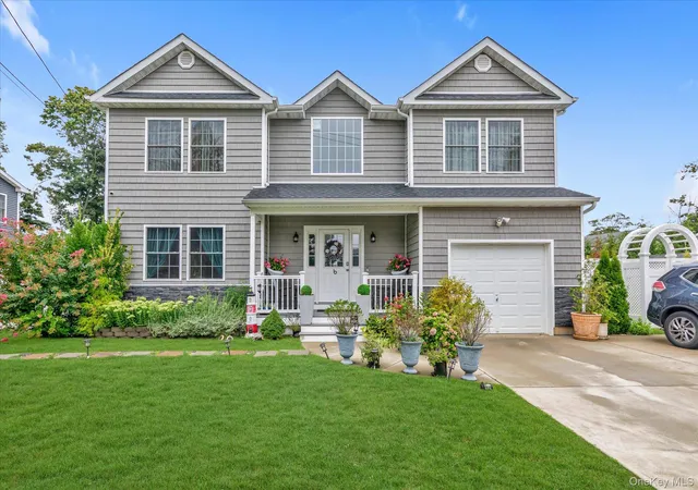 1st image of 6 Belmont Ct, Babylon, NY 11701 | MLS# 1040565