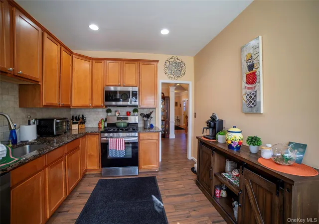 Photo 4 of Sale Pending at 10 Bainbridge Pl #704, Newburgh (town), NY 12550 | MLS# 1040570 | Listing updated on 2026-09-19