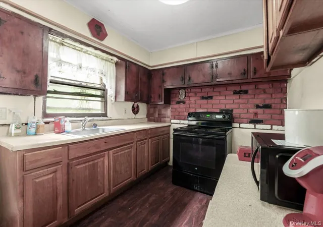 Photo 3 of Sale Pending at 130 Lemon St, Islip, NY 11722 | MLS# 1040626 | Listing updated on 2026-08-31
