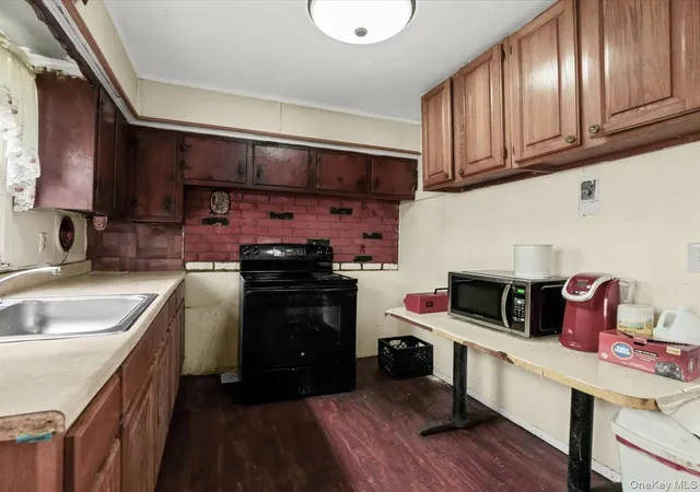 Photo 4 of Sale Pending at 130 Lemon St, Islip, NY 11722 | MLS# 1040626 | Listing updated on 2026-08-31