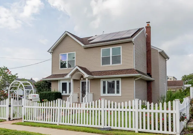 Photo 1 of Single family home for sale at 305 S Strong Ave, Babylon, NY 11726 | MLS# 1040630 | Listing updated on 2026-09-29