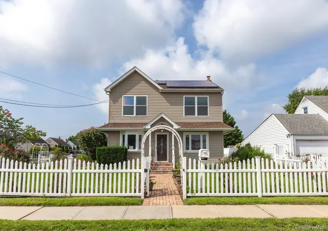 Photo 3 of Single family home for sale at 305 S Strong Ave, Babylon, NY 11726 | MLS# 1040630 | Listing updated on 2026-09-29