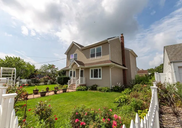 Photo 3 of Single family home for sale at 305 S Strong Ave, Babylon, NY 11726 | MLS# 1040630 | Listing updated on 2026-09-30