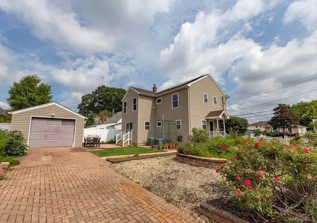 Photo 4 of Single family home for sale at 305 S Strong Ave, Babylon, NY 11726 | MLS# 1040630 | Listing updated on 2026-09-30