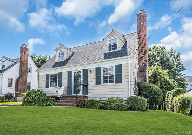 Photo 3 of Sale Pending at 26 Ridge Dr, North Hempstead, NY 11030 | MLS# 1040637 | Listing updated on 2026-09-17