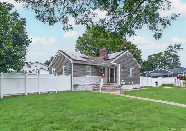 Photo 3 of Sale Pending at 86 Washington Ave, Islip, NY 11717 | MLS# 1040640 | Listing updated on 2026-09-18