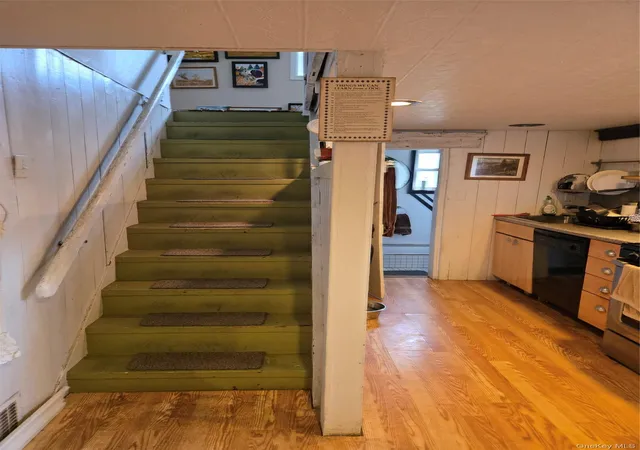 Photo 3 of Single family home for sale at 6 Cross Rd, Oyster Bay, NY 11709 | MLS# 1040651 | Listing updated on 2026-09-08