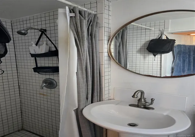 Photo 4 of Single family home for sale at 6 Cross Rd, Oyster Bay, NY 11709 | MLS# 1040651 | Listing updated on 2026-09-08