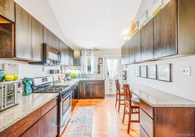 Photo 4 of Sale Pending at 21 Cherokee Dr, Islip, NY 11706 | MLS# 1040654 | Listing updated on 2026-10-02