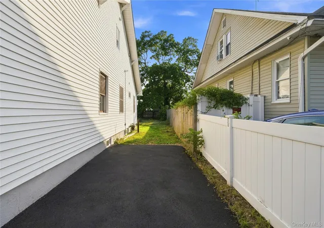 Photo 3 of Single family home for sale at 16 West Dr, Islip, NY 11706 | MLS# 1040683 | Listing updated on 2026-10-08