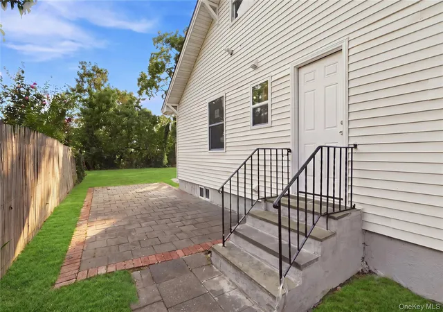 Photo 4 of Single family home for sale at 16 West Dr, Islip, NY 11706 | MLS# 1040683 | Listing updated on 2026-10-08