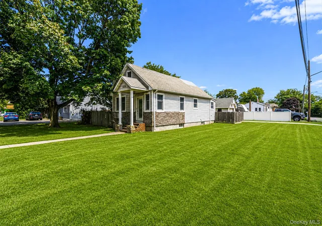 Photo 2 of Single family home for sale at 568 N Wellwood Ave, Babylon, NY 11757 | MLS# 1040710 | Listing updated on 2026-09-19