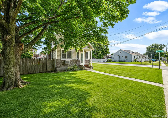 Photo 3 of Single family home for sale at 568 N Wellwood Ave, Babylon, NY 11757 | MLS# 1040710 | Listing updated on 2026-09-19
