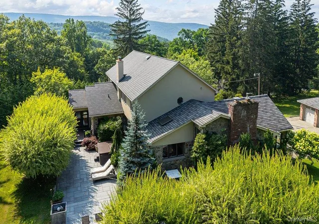 Photo 3 of Single family home for sale at 237 Mineral Springs Rd, Woodbury, NY 10930 | MLS# 1040759 | Listing updated on 2026-08-20