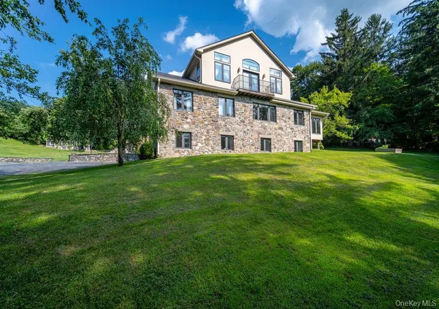 Photo 4 of Single family home for sale at 237 Mineral Springs Rd, Woodbury, NY 10930 | MLS# 1040759 | Listing updated on 2026-08-20