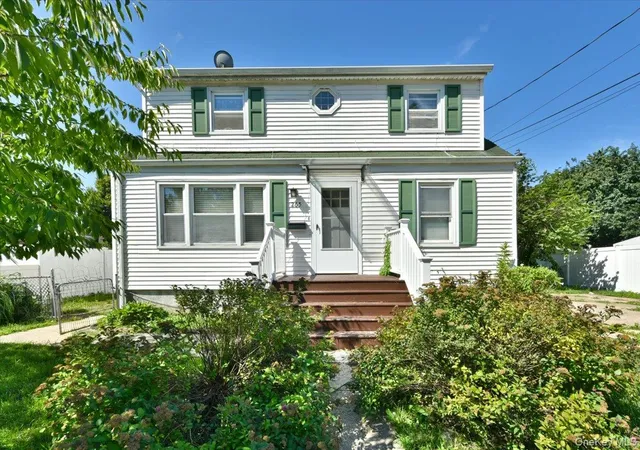 Photo 1 of Sale Pending at 265 S Delaware Ave, Babylon, NY 11757 | MLS# 1040796 | Listing updated on 2026-10-08