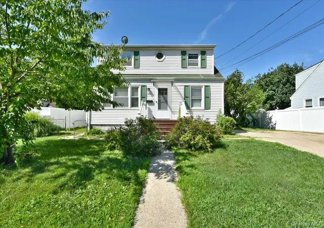 Photo 2 of Sale Pending at 265 S Delaware Ave, Babylon, NY 11757 | MLS# 1040796 | Listing updated on 2026-10-08