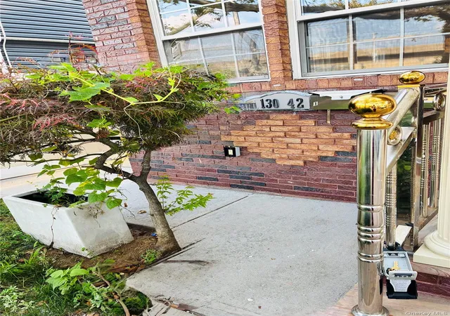 Photo 3 of House for sale at 130-42 Vanwyck Exp, New York, NY 11420 | MLS# 1040907 | Listing updated on 2026-10-06