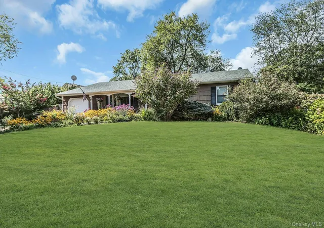 Photo 4 of Single family home for sale at 8 Baymens Ct, Islip, NY 11782 | MLS# 1040976 | Listing updated on 2026-10-08